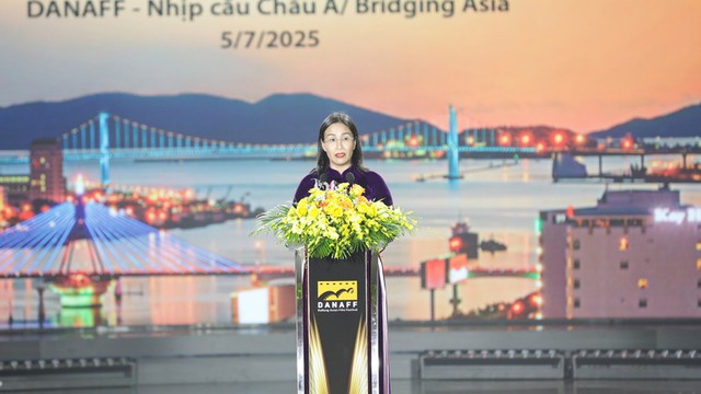 Việt Hương và Tuấn Trần giành giải diễn viên xuất sắc tại Liên hoan phim châu Á Đà Nẵng
- Ảnh 3. Việt Hương và Tuấn Trần giành giải diễn viên xuất sắc tại Liên hoan phim châu Á Đà Nẵng
- Ảnh 3.