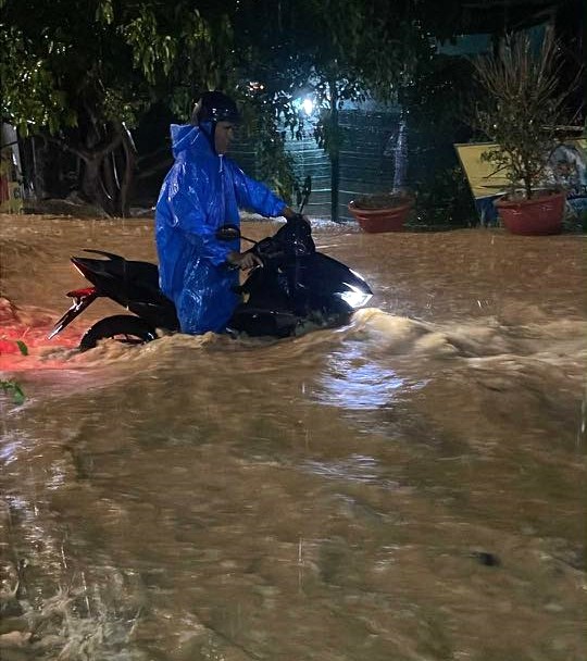Mưa lớn kèm sấm chớp, nhiều tuyến đường Đà Nẵng thành sông, người dân lội nước về nhà- Ảnh 1. Mưa lớn kèm sấm chớp, nhiều tuyến đường Đà Nẵng thành sông, người dân lội nước về nhà- Ảnh 1.