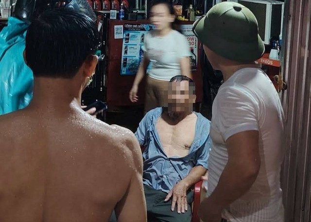 Ông C. thất thần sau khi được cứu sống. Ông C. thất thần sau khi được cứu sống.