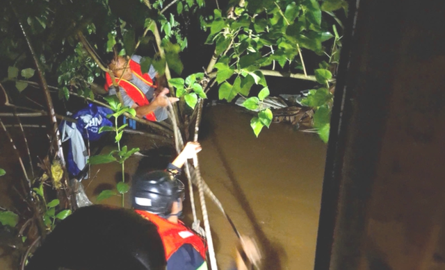 Người đàn ông suýt chết khi bị nước cuốn trôi trong cơn mưa lớn ở Đà Nẵng- Ảnh 1. Người đàn ông suýt chết khi bị nước cuốn trôi trong cơn mưa lớn ở Đà Nẵng- Ảnh 1.