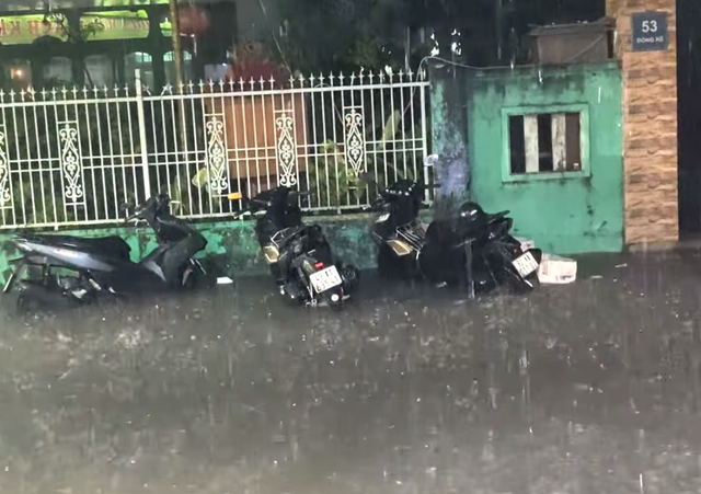 Mưa lớn kèm sấm chớp, nhiều tuyến đường Đà Nẵng thành sông, người dân lội nước về nhà- Ảnh 7. Mưa lớn kèm sấm chớp, nhiều tuyến đường Đà Nẵng thành sông, người dân lội nước về nhà- Ảnh 7.