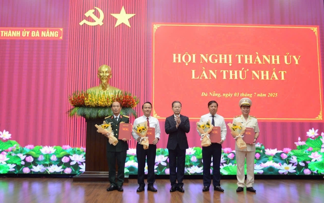 Bí thư Thành ủy Nguyễn Văn Quảng (giữa) trao quyết định và tặng hoa chúc mừng các đồng chí lãnh đạo được chỉ định giữ chức vụ Bí thư các đảng bộ vừa được thành lập. Bí thư Thành ủy Nguyễn Văn Quảng (giữa) trao quyết định và tặng hoa chúc mừng các đồng chí lãnh đạo được chỉ định giữ chức vụ Bí thư các đảng bộ vừa được thành lập.