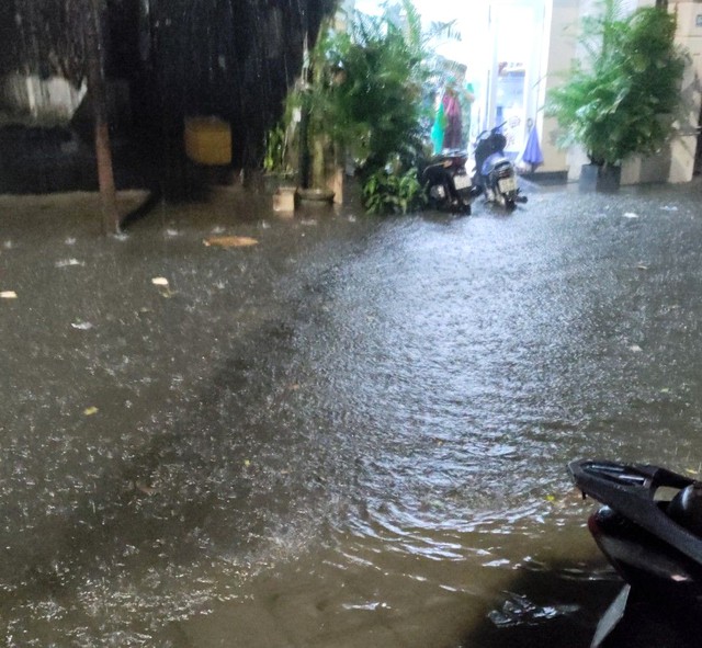 Mưa lớn kèm sấm chớp, nhiều tuyến đường Đà Nẵng thành sông, người dân lội nước về nhà- Ảnh 8. Mưa lớn kèm sấm chớp, nhiều tuyến đường Đà Nẵng thành sông, người dân lội nước về nhà- Ảnh 8.
