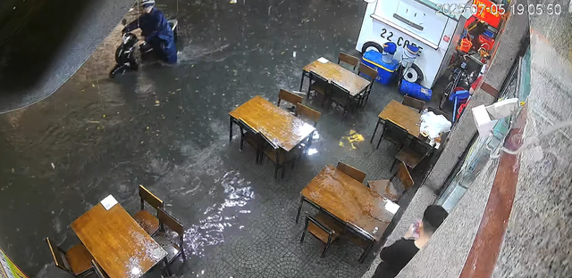 Mưa lớn kèm sấm chớp, nhiều tuyến đường Đà Nẵng thành sông, người dân lội nước về nhà- Ảnh 10. Mưa lớn kèm sấm chớp, nhiều tuyến đường Đà Nẵng thành sông, người dân lội nước về nhà- Ảnh 10.