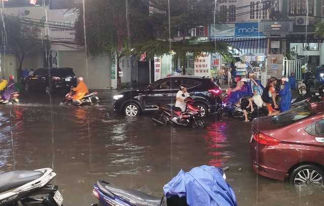 Người đàn ông suýt chết khi bị nước cuốn trôi trong cơn mưa lớn ở Đà Nẵng- Ảnh 5. Người đàn ông suýt chết khi bị nước cuốn trôi trong cơn mưa lớn ở Đà Nẵng- Ảnh 5.