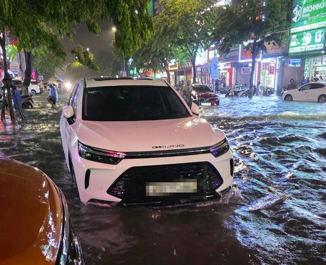 Người đàn ông suýt chết khi bị nước cuốn trôi trong cơn mưa lớn ở Đà Nẵng- Ảnh 8. Người đàn ông suýt chết khi bị nước cuốn trôi trong cơn mưa lớn ở Đà Nẵng- Ảnh 8.