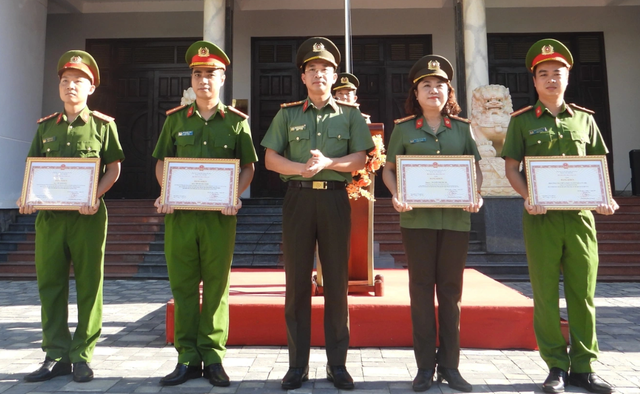 Công an Đà Nẵng bóc gỡ đường dây bán hóa đơn trái phép khắp cả nước gần 22.000 tỷ đồng- Ảnh 1. Công an Đà Nẵng bóc gỡ đường dây bán hóa đơn trái phép khắp cả nước gần 22.000 tỷ đồng- Ảnh 1.