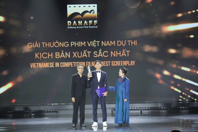 Việt Hương và Tuấn Trần giành giải diễn viên xuất sắc tại Liên hoan phim châu Á Đà Nẵng
- Ảnh 4. Việt Hương và Tuấn Trần giành giải diễn viên xuất sắc tại Liên hoan phim châu Á Đà Nẵng
- Ảnh 4.