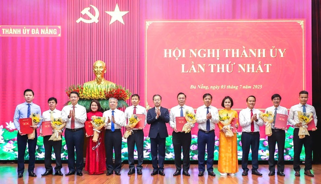 Thành ủy Đà Nẵng công bố quyết định quan trọng về tổ chức bộ máy và nhân sự chủ chốt
- Ảnh 2. Thành ủy Đà Nẵng công bố quyết định quan trọng về tổ chức bộ máy và nhân sự chủ chốt
- Ảnh 2.
