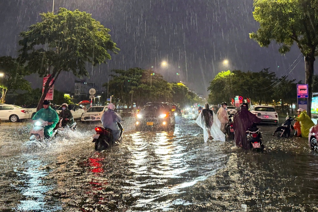 Đường phố Đà Nẵng ngập sâu sau trận mưa xối xả - 1 Đường phố Đà Nẵng ngập sâu sau trận mưa xối xả - 1