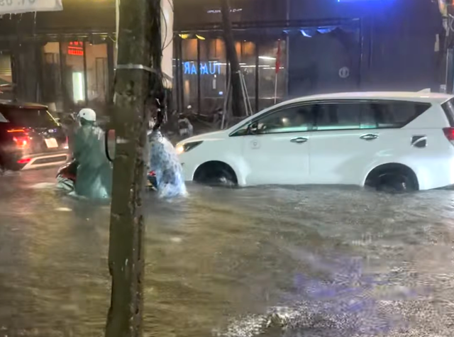 Mưa lớn kèm sấm chớp, nhiều tuyến đường Đà Nẵng thành sông, người dân lội nước về nhà- Ảnh 4. Mưa lớn kèm sấm chớp, nhiều tuyến đường Đà Nẵng thành sông, người dân lội nước về nhà- Ảnh 4.
