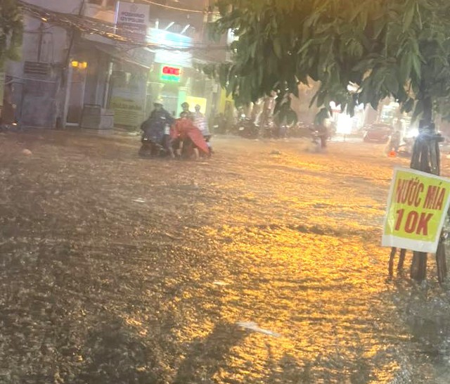 Mưa lớn kèm sấm chớp, nhiều tuyến đường Đà Nẵng thành sông, người dân lội nước về nhà- Ảnh 3. Mưa lớn kèm sấm chớp, nhiều tuyến đường Đà Nẵng thành sông, người dân lội nước về nhà- Ảnh 3.