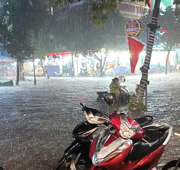 Mưa lớn kèm sấm chớp, nhiều tuyến đường Đà Nẵng thành sông, người dân lội nước về nhà- Ảnh 2. Mưa lớn kèm sấm chớp, nhiều tuyến đường Đà Nẵng thành sông, người dân lội nước về nhà- Ảnh 2.