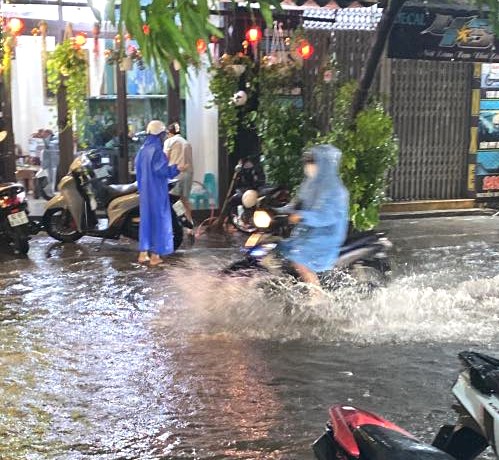 Mưa lớn kèm sấm chớp, nhiều tuyến đường Đà Nẵng thành sông, người dân lội nước về nhà- Ảnh 11. Mưa lớn kèm sấm chớp, nhiều tuyến đường Đà Nẵng thành sông, người dân lội nước về nhà- Ảnh 11.