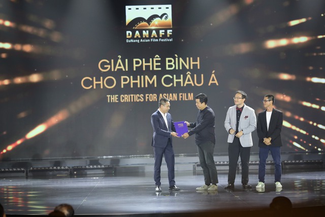 Việt Hương và Tuấn Trần giành giải diễn viên xuất sắc tại Liên hoan phim châu Á Đà Nẵng
- Ảnh 5. Việt Hương và Tuấn Trần giành giải diễn viên xuất sắc tại Liên hoan phim châu Á Đà Nẵng
- Ảnh 5.