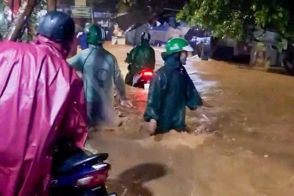 Người đàn bị cuốn xuống kênh thoát nước chảy xiết ở Đà Nẵng - 2 Người đàn bị cuốn xuống kênh thoát nước chảy xiết ở Đà Nẵng - 2